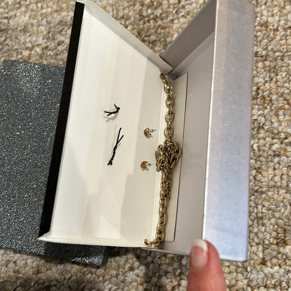 New in gift box Beautiful rhinestone statement necklace & earring set. - Picture 4 of 6